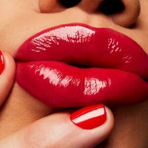 MAC Whirled Tour Lip Oil – Moisturizing Tint, High-Shine Red Gloss – NWT